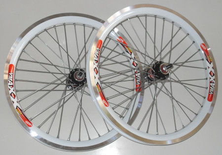 Par de Rodas VMAXX aro 20 cubos rolamentados Montada